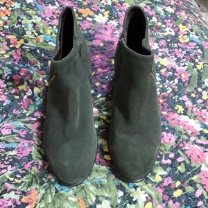 AEROSOLES Olive Suede Ankle Boots